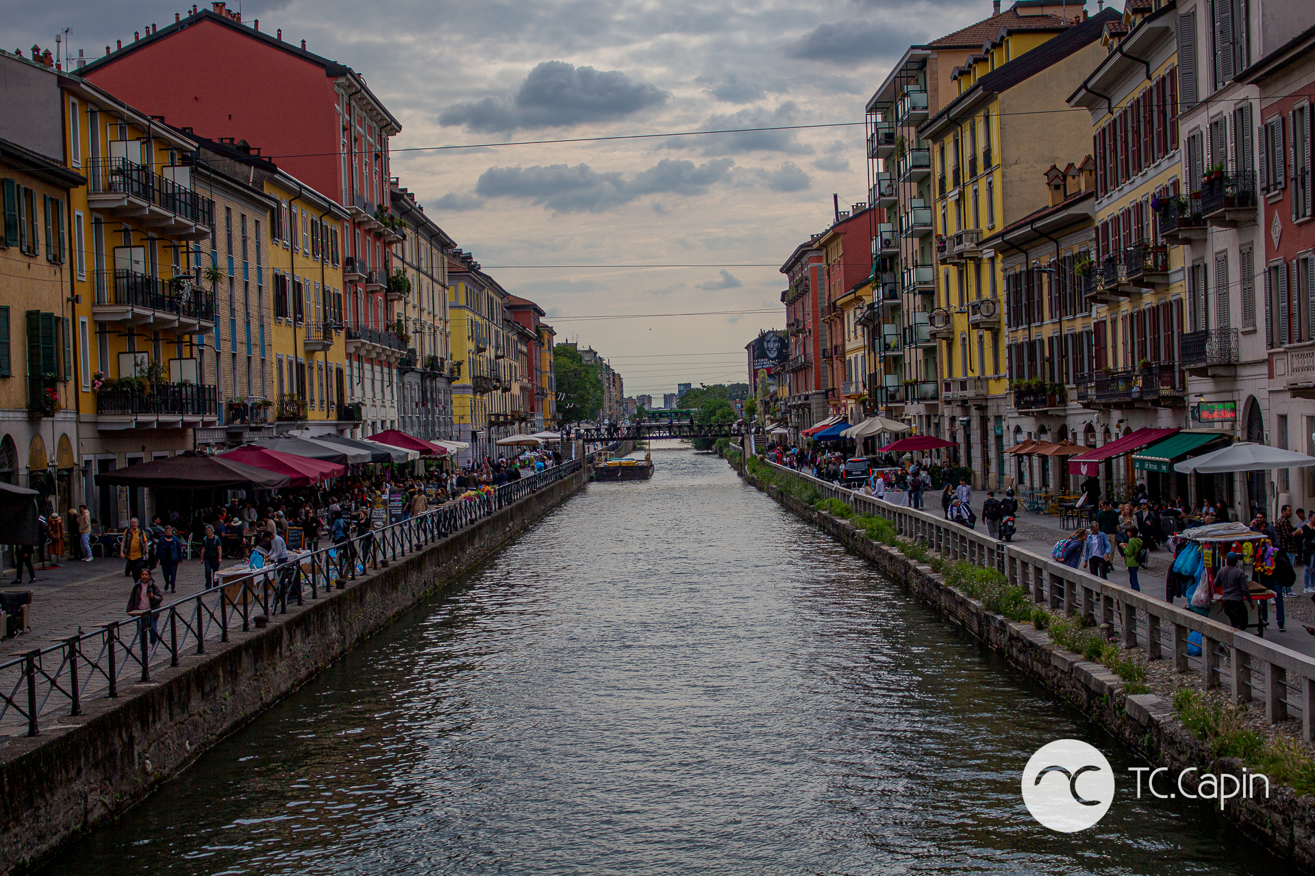 Fotografía de un canal del barrio de Navigli en Milán